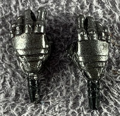 32-bossfight-vitruvian-hacks-female-knight-accessories-hands-closed.jpg