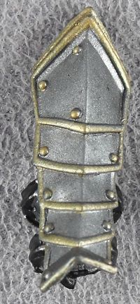 05-knight-shin-armor-r.jpg